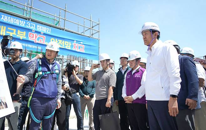 [서울=뉴시스] 오세훈 서울시장이 19일 서울 동대문구 이문3구역 주택재개발 공사현장을 찾아 관계자로부터 공사현황 설명을 듣고 있다. (사진=서울시 제공) 2023.07.19. photo@newsis.com *재판매 및 DB 금지