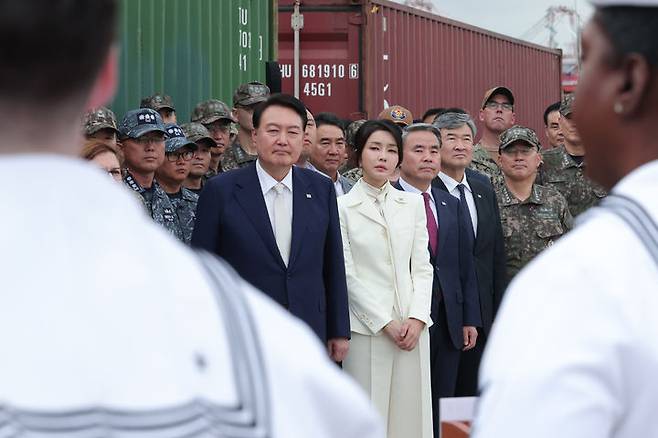 [서울=뉴시스] 윤석열 대통령과 부인 김건희 여사가 19일 오후 부산 남구 해군작전사령부 부산작전기지를 방문해 미국 오하이오급 핵추진 탄도유도탄 잠수함(SSBN) 켄터키함(SSBN-737)에 대한 설명을 듣고 있다. (사진=대통령실 제공) 2023.07.19. photo@newsis.com *재판매 및 DB 금지