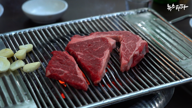 ▲ 윤석열 대통령은 서울중앙지검장 시절에 근무지인 서울을 벗어나 경기도 성남에 있는 한우집에서 6차례 부하 검사들과 만찬을 했다.&nbsp;