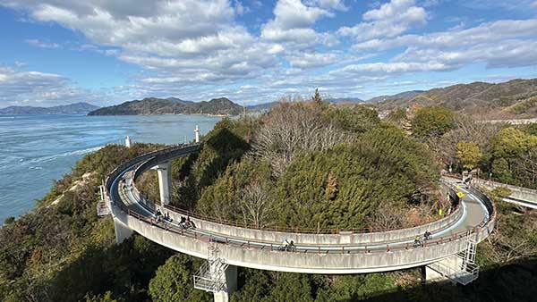 쿠루시마해협대교는 자전거 진입을 용이하게 해주기 위해 루프로 설계되었다. 자전거 라이더들을 위한 세심한 배려가 돋보인다.