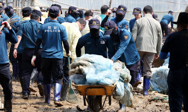 19일 집중호우로 인해 수해를 입어 특별재난지역으로 선포된 충남 청양군 청남면 인양리에서 경찰 기동대원들이 피해 복구에 참여하고 있다. 연합뉴스