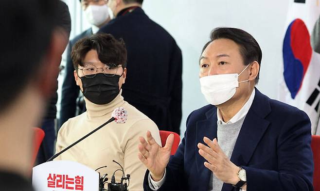 지난 2022년 1월 6일 윤석열 당시 국민의힘 대선 후보가 청년들과의 간담회에서 발언하고 있다. 뉴시스