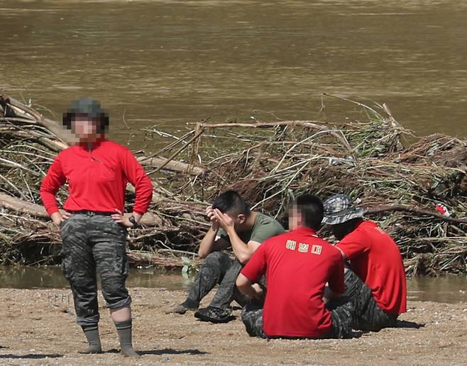 7월19일 오전 경북 예천군 호명면서 수색하던 해병대원 1명이 급류에 휩쓸려 실종된 가운데 해병대 전우들이 침울한 표정으로 구조 소식을 기다리고 있다. ⓒ 연합뉴스