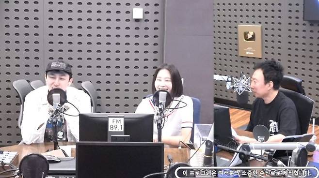 Model Lee Hyun-yi sent a message of apology to his ex-girlfriend, saying that a groomsman is frugal.On the 19th KBS Cool FM Park Myeong-sus Radio show, Lee Hyun-yi and singer Sleepy appeared and talked about love and marriage.On this day, Lee Hyun-yi and Sleepy told the story of the listener that they doubt whether they love Jasin because of the lover who is reluctant to spend money.Park Myeong-su, a broadcaster, said, I dont care about money. I went crazy with my wife and bought a plane ticket to New York City. I also went to New York City. I went to Jeju Island and bought a lot of delicious food.Youll save a few bucks, he said.He said, Im not just writing it, but its a waste of valet rain. I dont think its a matter of loving me or not loving me.Lee Hyun-yi said, Its a matter of caring. Saving money is not the same as being lame. To save money, you have to have a goal. Its okay to save a penny for your house and make other memories.A groomsman is better than a frugal person, he said, referring to his ex-lover. There was a man who spent enough money to make me feel good.It is good to go to a good restaurant, but I think that if I leave my future to this person, I will waste it. Unlike his ex-lover, who spent a lot of money, Jasins husband said he decided to eat tteokbokki every day and go to a marriage restaurant. Lee Hyun-yi said, I was saved.Lee Hyun-yi sent a message of apology to his ex-lover. He said, It would not have been a relationship if I had to go to a good restaurant and go to a bad restaurant.I want you to meet a good person and live well, he laughed.Unlike Lee Hyun-yi, Sleepy confided that it was hard because of his frugality wife.Sleepy said, I did less before marriage, but I want to buy clothes while marrying and passing the economy, but I have to give permission.Meanwhile, Lee Hyun-yis husband is on duty at S Electronics.