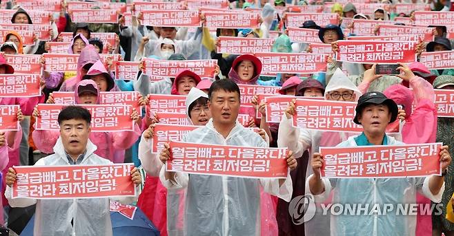 "월급 빼고 다 올랐다! 올려라 최저임금!" (세종=연합뉴스) 김주형 기자 = 2024년 최저임금 대폭 인상 쟁취 민주노총 긴급 결의대회가 18일 오후 제14차 전원회의가 열리는 세종시 정부세종청사 고용노동부 앞에서 열리고 있다. 2023.7.18 kjhpress@yna.co.kr