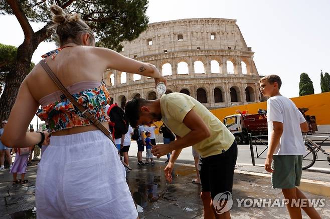 18일(현지시간) 콜로세움 앞에서 더위를 식히고 있는 사람들 [로이터=연합뉴스]