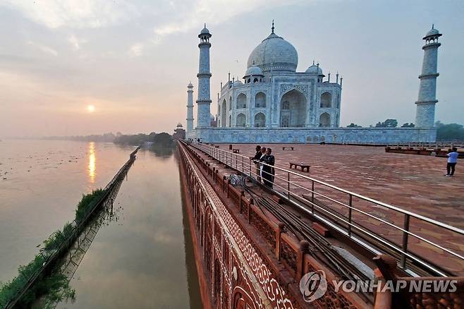 타지마할 턱 밑까지 올라온 야무나강 (아그라[인도] AFP=연합뉴스) 18일 인도 야무나강 수위가 높아져 세계적인 문화유산 타지마할 바로 밑에까지 올라온 모습. 2023.7.19 photo@yna.co.kr