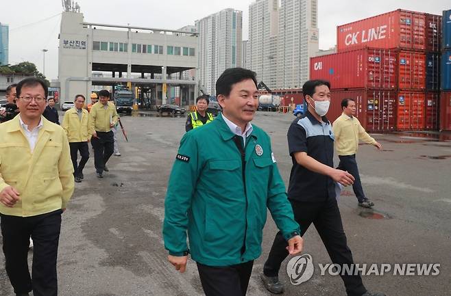 컨테이너 적치장 둘러보는 원희룡 장관 (부산=연합뉴스) 차근호 기자 = 19일 오전 원희룡 국토부 장관이 부산 동구 부산진역철도CY를 방문해 호우로 인한 전국 물류 운송 차질 여부를 보고 받은 뒤 컨테이너 적치장을 둘러보고 있다. 2023.7.19 ready@yna.co.kr