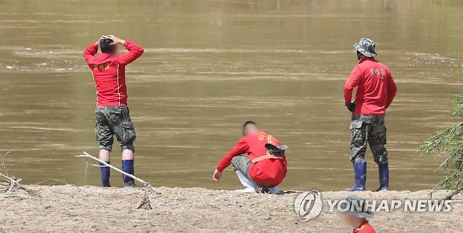 전우 기다리는 해병 (예천=연합뉴스) 윤관식 기자 = 19일 오전 경북 예천군 호명면서 수색하던 해병장병 1명이 급류에 휩쓸려 실종된 가운데 해병대 전우들이 침울한 표정으로 구조 소식을 기다리고 있다. 2023.7.19 psik@yna.co.kr