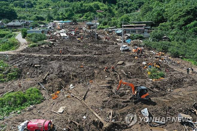 경북 예천 산사태 복구 작업 (예천=연합뉴스) 김동민 기자 = 17일 오후 경북 예천군 효자면 산사태 피해 현장에서 복구 작업이 펼쳐지고 있다. 2023.7.17 image@yna.co.kr