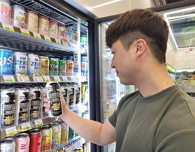 CU의 펑 크림에일을 구매하는 소비자/사진제공=BGF리테일