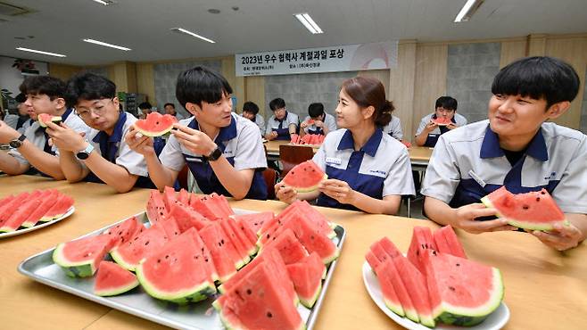 경상북도 경산시 소재 화신정공 임직원들이 현대모비스가 전달한 계절과일을 나눠 먹고 있다. (사진=현대모비스)