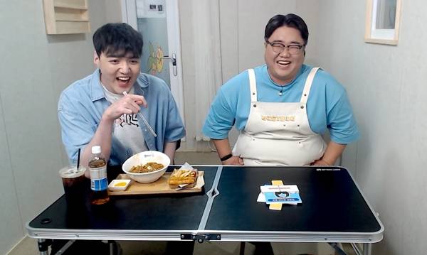 - 강 디렉터의 짜파게티를 시식하는 세글자 "폭소하는 이유는?"