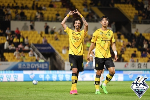 전남 드래곤즈의 발디비아가 멀티골을 터뜨리며 5-2 대승에 앞장섰다. [한국프로축구연맹 제공]