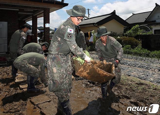 19일 오전 괴산댐 월류로 수해를 입은 충북 괴산군 불정면 달천 인근 마을에서 육군 37사단 장병들이 복구작업을 돕고 있다. 2023.7.19/뉴스1 ⓒ News1 구윤성 기자