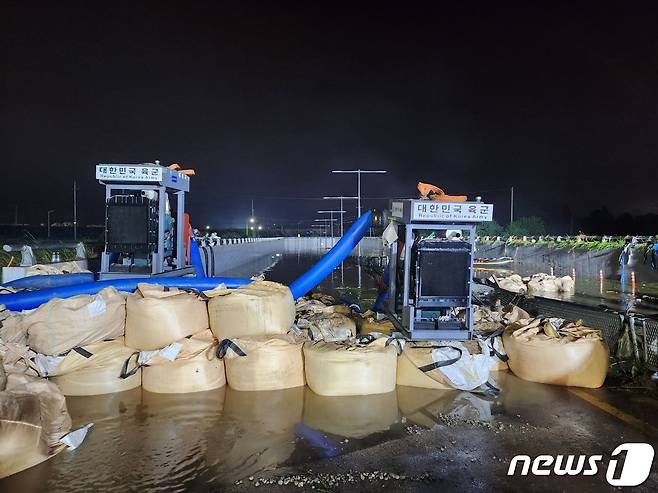 육군이 호우피해가 크게 발생한 충청, 경상지역에 대한 인명구조 및 실종자 수색작전, 피해복구 등 ‘호우피해 복구작전’에 역량을 집중하고 있다고 16일 밝혔다. 사진은 육군 장병들이 오송 궁평2지하차도 침수현장에서 실종자 구조작전을 위해 '톤백'을 이용 지하차도로 유입되는 물을 차단한 가운데 양수장비로 물을 빼내는 모습. (육군 제공) 2023.7.16/뉴스1