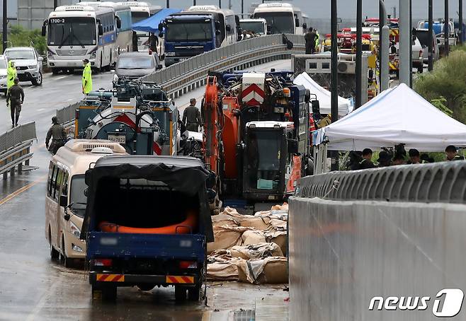 17일 오후 충북 청주시 흥덕구 오송읍 궁평2지하차도 침수 피해 현장에서 군 장병들이 우천에 대비해 모래주머니를 설치하고 있다. 2023.7.17/뉴스1 ⓒ News1 구윤성 기자