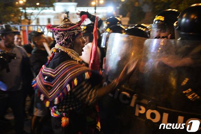 페루 수도 리마에서 19일 원주민 단체 대표자들이 반정부 시위를 벌이고 있다. 2023.7.20 ⓒ AFP=뉴스1 ⓒ News1 강민경 기자