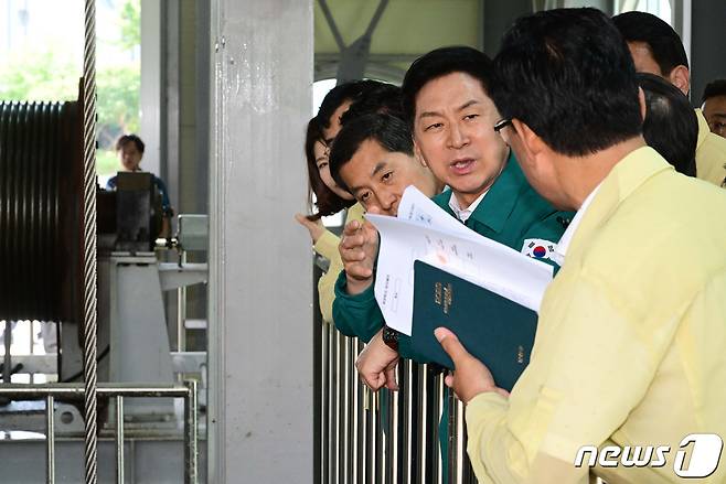 김기현 국민의힘 대표가 19일 서울 양천구 신월 빗물저류배수시설을 방문해 집중호우 대비 대심도 빗물터널 앞에서 현장 관계자의 설명을 듣고 있다. (공동취재) 2023.7.19/뉴스1 ⓒ News1 송원영 기자