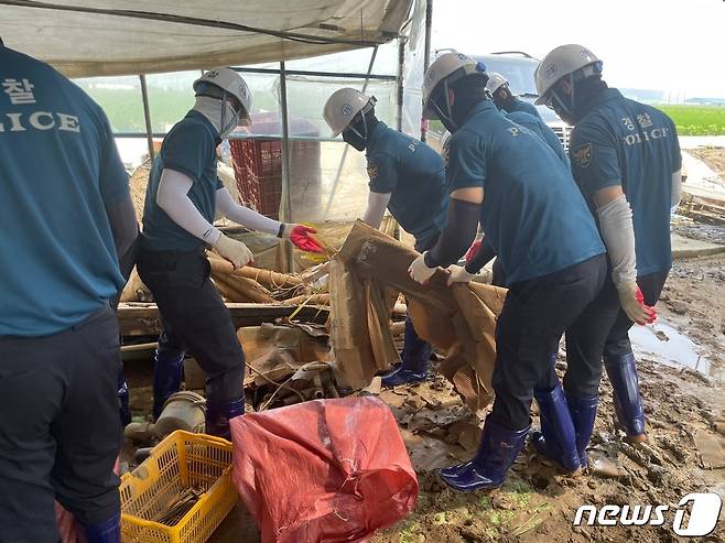 전북청 2기동대가 20일 침수피해를 입은 익산시 성당면의 비닐하우스에서 복구 작업을 하고 있다.(전북경찰청 제공)2023.7.20/뉴스1