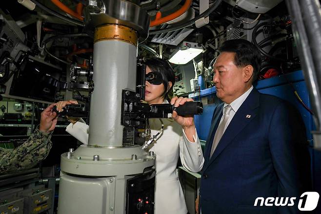 윤석열 대통령과 김건희 여사가 19일 부산 남구 해군작전사령부 부산작전기지를 방문, 미국 오하이오급 핵추진 탄도유도탄 잠수함 켄터키함에 승선해 잠망경을 보고 있다. (미 해군 제공) 2023.7.19/뉴스1 ⓒ News1 오대일 기자