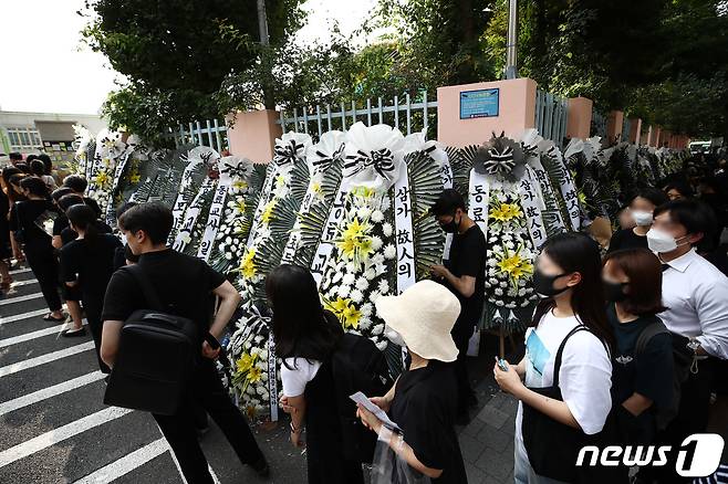 20일 오후 서울 서초구의 한 초등학교에서 최근 극단적 선택을 한 이 학교 교사를 추모하기 위한 교사들의 발걸음이 이어지고 있다. 2023.7.20/뉴스1 ⓒ News1 김민지 기자