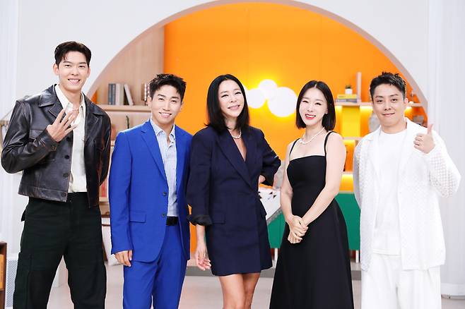 MBN ‘돌싱글즈4 IN U.S.A’(이하 돌싱글즈4) MC 오스틴강(왼쪽부터), 유세윤, 이혜영, 이지혜, 은지원. 사진 | MBN