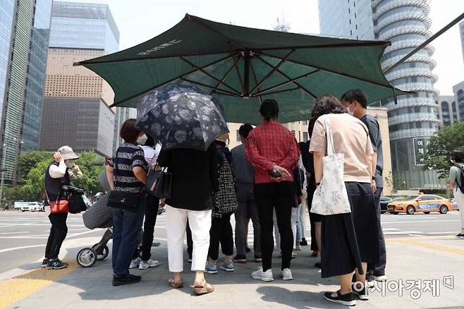 폭염에 따가운 햇볕을 피하기 위해 시민들이 대형 그늘막 아래 모여있다. 사진은 기사와 무관함 /문호남 기자 munonam@