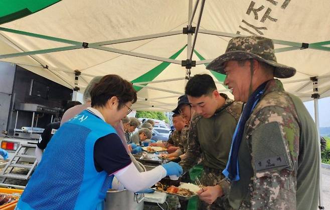 20일 전주시자원봉사센터 봉사자가 수해복구 장병에 든든한 점심을 나누고 있다.[사진 제공=전주시]