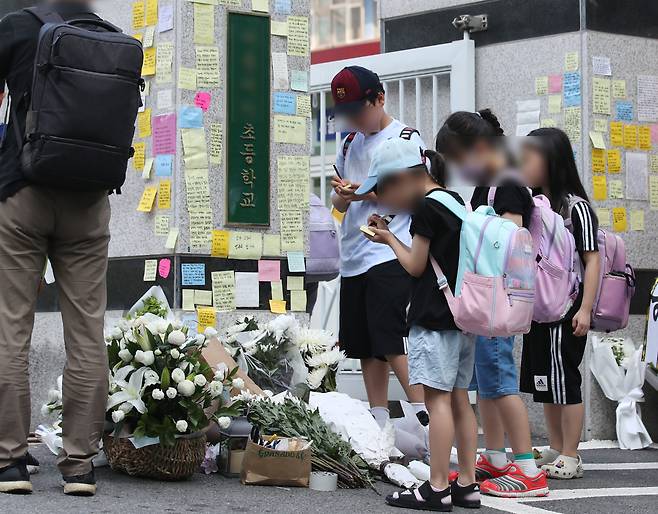 20일 오전 서울 서초구 서이초등학교 정문에서 학생들이 추모 메시지를 적고 있다. 서울시교육청 등에 따르면, 지난 18일 오전 이 학교 1학년 담임인 A씨(23)가 극단적인 선택으로 사망하는 일이 발생했다. /뉴스1