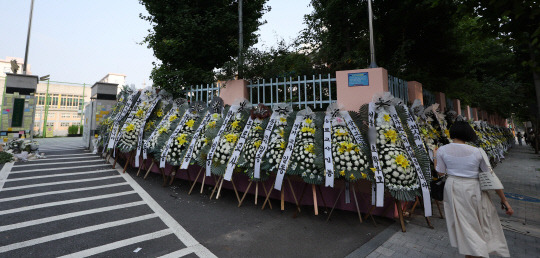 20일 오전 서울 서초구 한 초등학교 앞에 추모 화환이 놓여있다. 연합뉴스