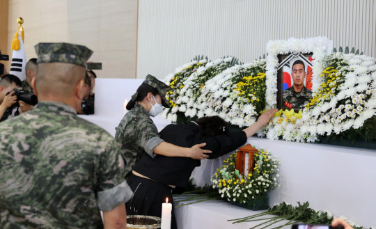 경북 예천 실종자 수색에 투입됐다가 숨진 고 채수근 상병 분향소가 마련된 포항 해병대 1사단 내 김대식관에서 채 상병의 어머니가 아들의 사진을 어루만지며 울고 있다.  연합뉴스