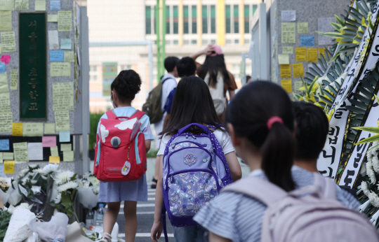 20일 오전 서초구 한 초등학교 앞에 추모 화환들이 놓여있다. 교육계에 따르면 이 학교 담임 교사 A씨가 학교 안에서 극단적 선택을 해 숨지는 일이 발생했다. [연합뉴스]