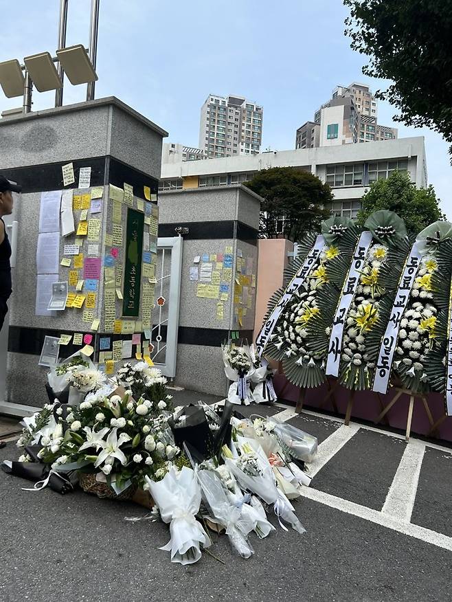 초임교사가 극단적 선택을 한 서울 서초구 초등학교 앞세 추모글과 국화 등이 놓여 있다. 사진=강명연 기자