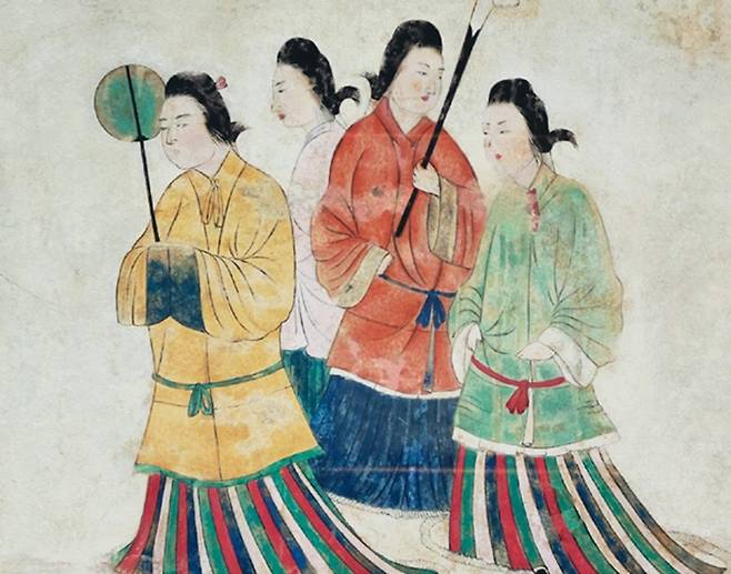 다카마쓰총의 고분벽화 일부. 복식이 고구려 벽화와 거의 같다. 고구려의 영향이 분명하지만 무덤 주인이 고구려계인지 백제계인지는 아직 확정되지 않고 있다.