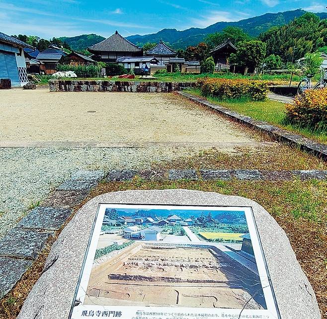 일본 최초의 절 아스카데라. 법흥사(法興寺)라고도 한다. 588년부터 20년에 걸쳐 완성된 장대한 절이었으나 지금은 작은 절 형태만 남아 있다.