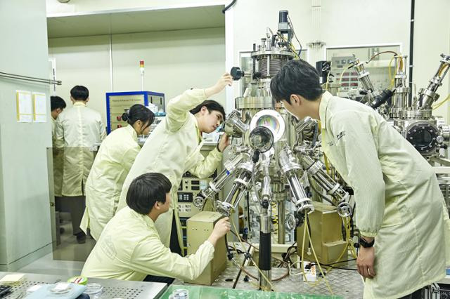 한국공학대학교 학생들이 반도체 실습을 하고 있다.