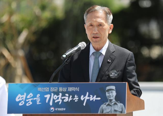 김관진 전 국방부 장관이 5일 경북 칠곡군 다부동 전적기념관에서 열린 '고 백선엽 대장 동상 제막식'에서 축사하고 있다. 연합뉴스