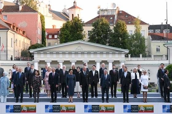 지난 11일(현지시간) 리투아니아 수도 빌뉴스 대통령궁에서 열린 나토 동맹국과 파트너국 만찬에 앞서 각국 정상 및 배우자들이 기념촬영을 하고 있다. [사진 대통령실]