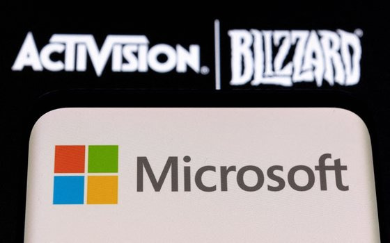 FILE PHOTO: Microsoft logo is seen on a smartphone placed on displayed Activision Blizzard logo in this illustration taken January 18, 2022. REUTERS/Dado Ruvic/Illustration/File Photo  〈저작권자(c) 연합뉴스, 무단 전재-재배포 금지〉