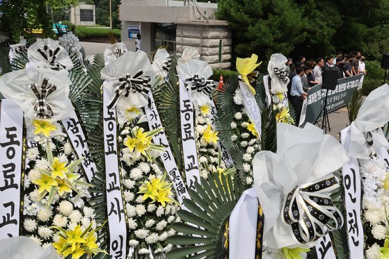 서이초등학교에서 신규교사가 극단적 선택을 한 것과 관련해 한국교총 회원들이 20일 오후 서울시교육청 앞에서 기자회견을 열고 조속한 진상규명과 교권이 존중되는 정당한 교육활동을 위한 법·제도 개선을 촉구하고 있다. 연합뉴스