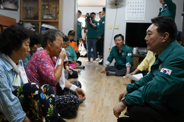 ▲ 윤석열 대통령이 지난 17일 경북 예천 산사태 현장을 찾아 이재민들을 위로하고 있다. 사진/대통령실 공동취재단