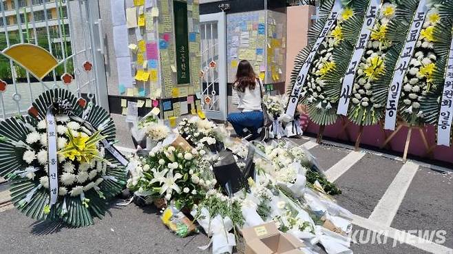 20일 오후 서울 서초구 한 초등학교 앞에 교사 A씨를 추모하기 위한 시민들의 발길이 이어지고 있다.   사진=임지혜 기자