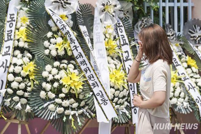 20일 오후 서울 서초구의 한 초등학교 교사가 교내에서 극단적 선택을 한 사실이 알려지며, 전국 초등학교 교사들과 시민들의 추모 발길이 이어지고 있다.