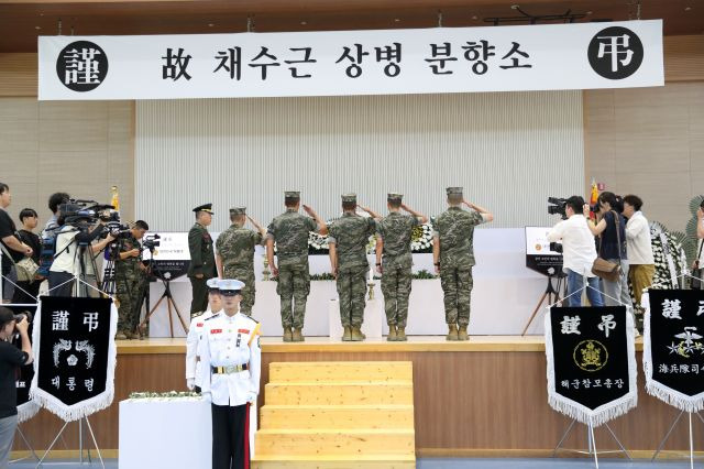 경북 예천 실종자 수색에 투입됐다가 숨진 고 채수근 상병의 분향소가 마련된 포항 해병대 1사단 내 김대식관에서 해병대원들이 고인에게 경례하고 있다. 연합뉴스