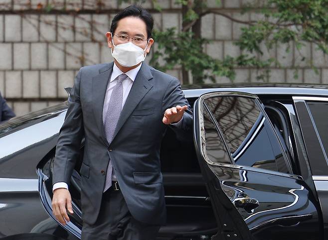 ▲삼성물산과 제일모직의 부당 합병과 이를 위한 회계 부정을 지시한 혐의를 받는 이재용 삼성전자 회장이 4월7일 오전 서울 서초구 서울중앙지법에서 열린 속행공판에 출석하기 위해 차에서 내리고 있다. ⓒ 연합뉴스