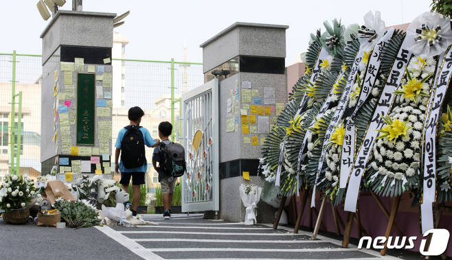 20일 오전 서울 서초구의 한 초등학교 앞에 근조 화환이 놓여 있다./사진=뉴스1