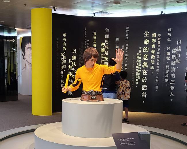 20일 전설적인 액션스타 브루스 리(이소룡)의 50주기를 맞아 홍콩문화박물관에서 그의 생애를 돌아보는 추모 전시회가 열리고 있다. 연합뉴스