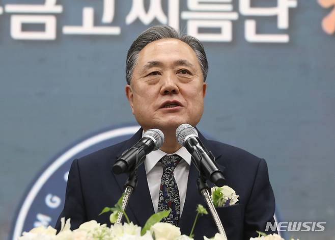 [서울=뉴시스] 김금보 기자 = 부동산 프로젝트파이낸싱(PF) 불법 대출 의혹을 수사 중인 검찰이 박차훈 새마을금고중앙회 회장의 자택 등에 대한 압수수색에 나섰다. 사진은 박차훈 새마을금고중앙회 회장이 지난 1월10일 오전 서울 강남구 MG새마을금고중앙회에서 열린 'MG새마을금고씨름단 창단식'에서 대회사를 하는 모습. 2023.01.10. kgb@newsis.com