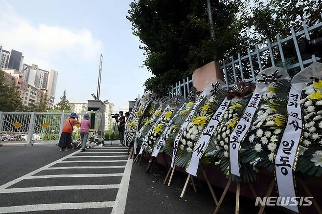 [서울=뉴시스] 조성봉 기자= 20일 오전 서울 서초구의 한 초등학교 앞에 근조 화환이 놓여져 있다. 서울시교육청과 교육계에 따르면 서울 서초구의 한 초등학교 담임 교사 A씨가 지난 19일 학교 안에서 숨진 채 발견됐다고 밝혔다. 2023.07.20. suncho21@newsis.com